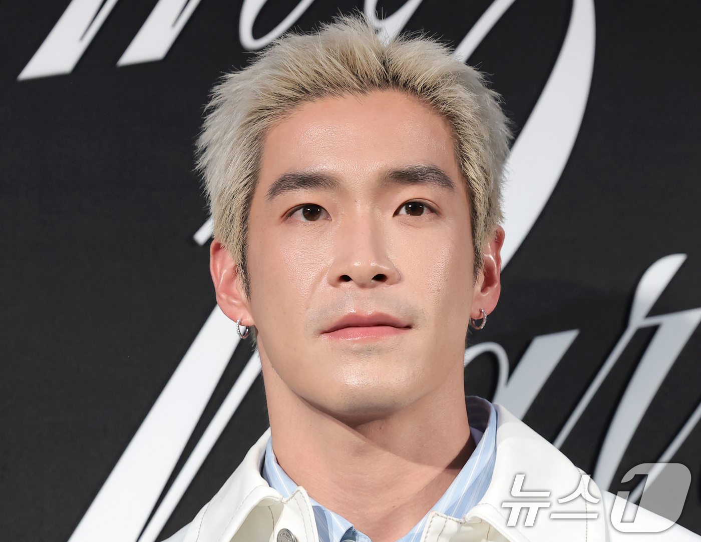 (서울=뉴스1) 권현진 기자 = 태국 배우 알렉(Alex Teeradech)이 9일 서울 한남동에 위치한 한 패션 브랜드 플래그십 스토어 오픈 행사에 참석해 포즈를 취하고 있다. …