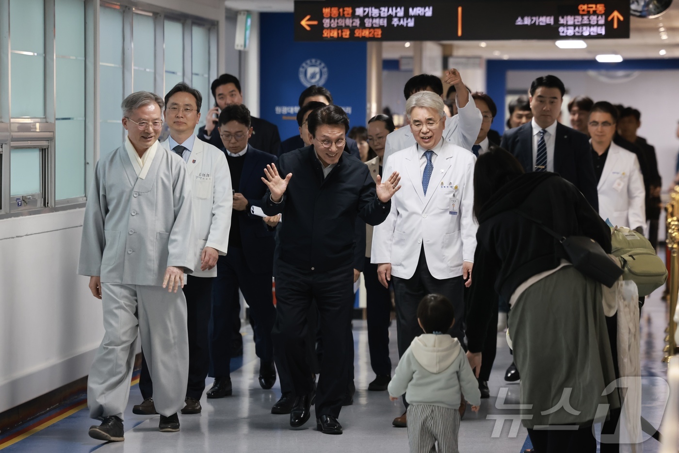 (서울=뉴스1) = 김민석 국무총리가 9일 전북 원광대병원을 방문해 응급환자 이송 체계 상황을 점검하고 있다. (국무총리실 제공. 재판매 및 DB금지) 2026.4.9/뉴스1