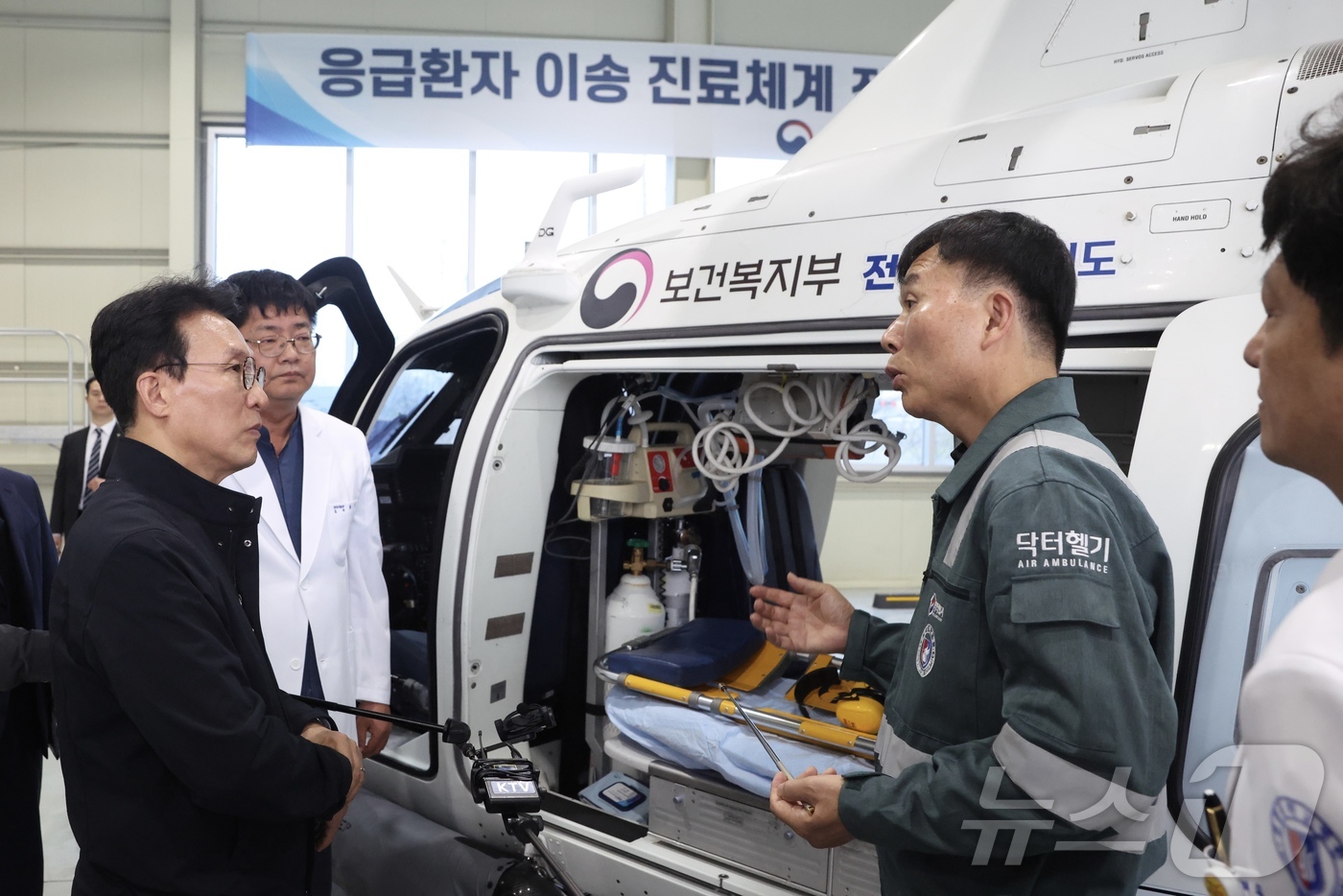 (서울=뉴스1) = 김민석 국무총리가 9일 전북 원광대병원을 방문해 응급환자 이송 체계 상황을 점검하고 있다. (국무총리실 제공. 재판매 및 DB금지) 2026.4.9/뉴스1