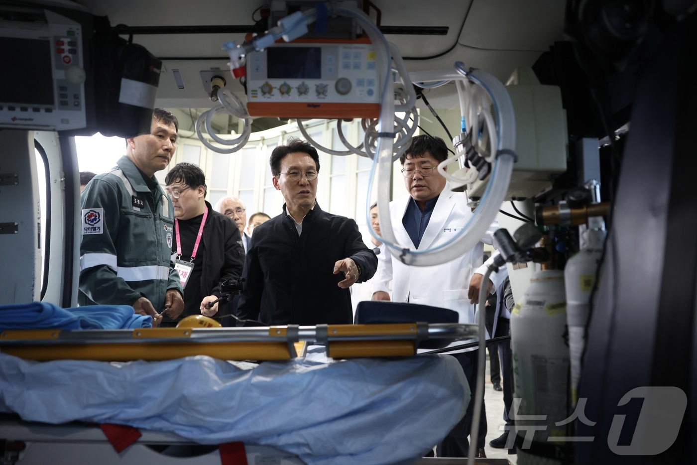 (서울=뉴스1) = 김민석 국무총리가 9일 전북 원광대병원을 방문해 응급환자 이송 체계 상황을 점검하고 있다. (국무총리실 제공. 재판매 및 DB금지) 2026.4.9/뉴스1