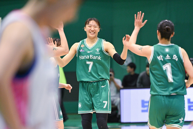 여자농구 하나은행, 삼성생명 잡고 창단 첫 PO 승리