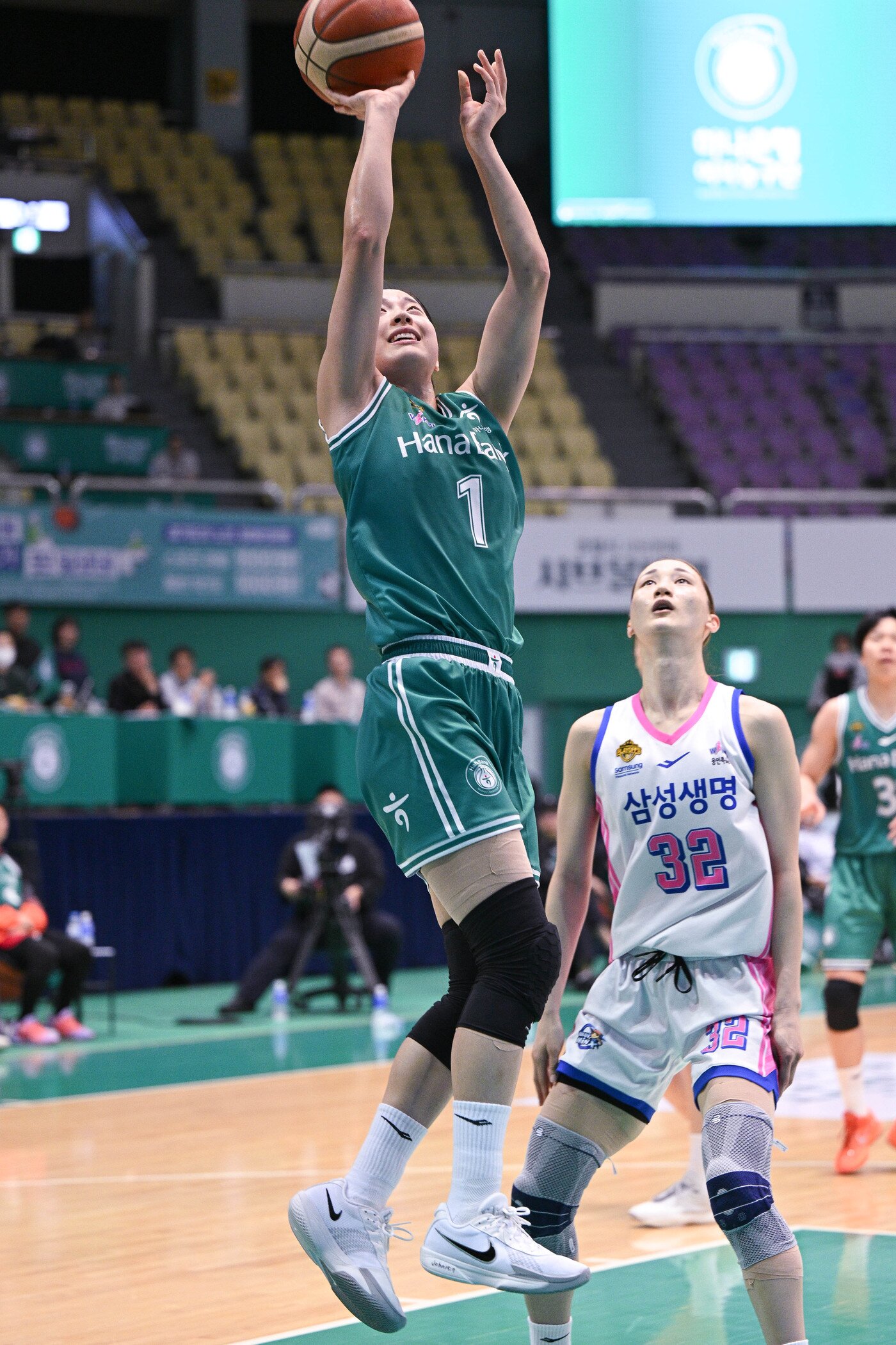 본문 이미지 - 슛을 시도하는 부천 하나은행 박소희. (WKBL 제공)