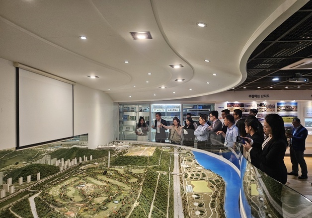 "쓰레기산이 생태공원이 되기까지"…'난지도 이야기관' 재개관