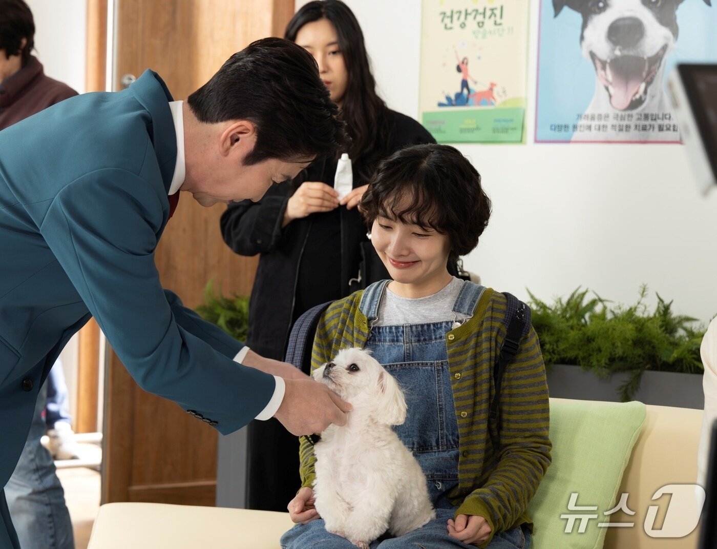 본문 이미지 - 신동엽이 구충제 '심패리카 트리오' 광고 모델인 반려견과 교감하고 있다(조에티스 제공). ⓒ 뉴스1