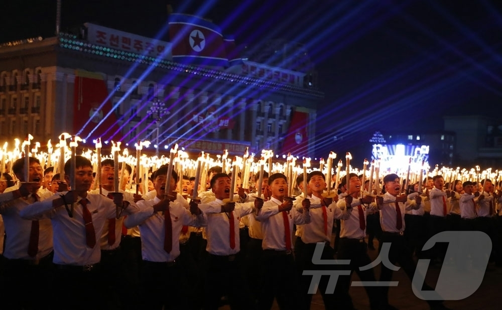 (평양 노동신문=뉴스1) = 북한 노동당 기관지 노동신문은 1일 "사회주의애국청년동맹 제11차 대회 기념 청소년학생들의 야회 및 횃불행진이 4월 30일 저녁 평양에서 진행됐다"고 …
