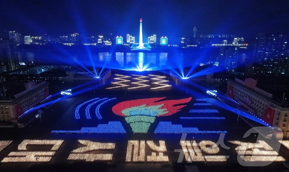 (평양 노동신문=뉴스1) = 북한 노동당 기관지 노동신문은 1일 "사회주의애국청년동맹 제11차 대회 기념 청소년학생들의 야회 및 횃불행진이 4월 30일 저녁 평양에서 진행됐다"고 …