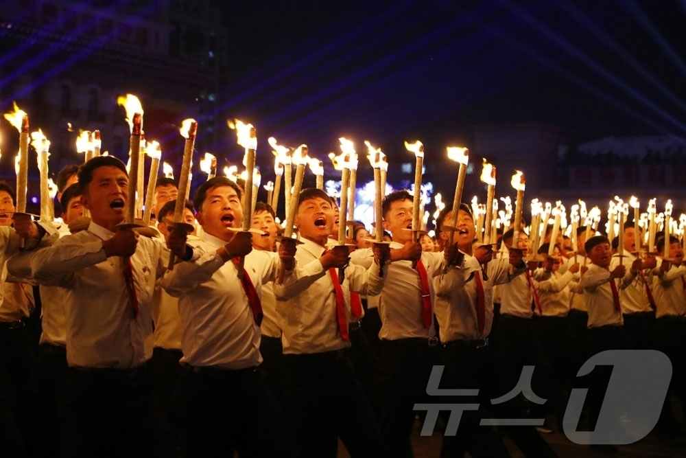 (평양 노동신문=뉴스1) = 북한 노동당 기관지 노동신문은 1일 "사회주의애국청년동맹 제11차 대회 기념 청소년학생들의 야회 및 횃불행진이 4월 30일 저녁 평양에서 진행됐다"고 …