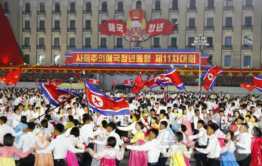 (평양 노동신문=뉴스1) = 북한 노동당 기관지 노동신문은 1일 "사회주의애국청년동맹 제11차 대회 기념 청소년학생들의 야회 및 횃불행진이 4월 30일 저녁 평양에서 진행됐다"고 …