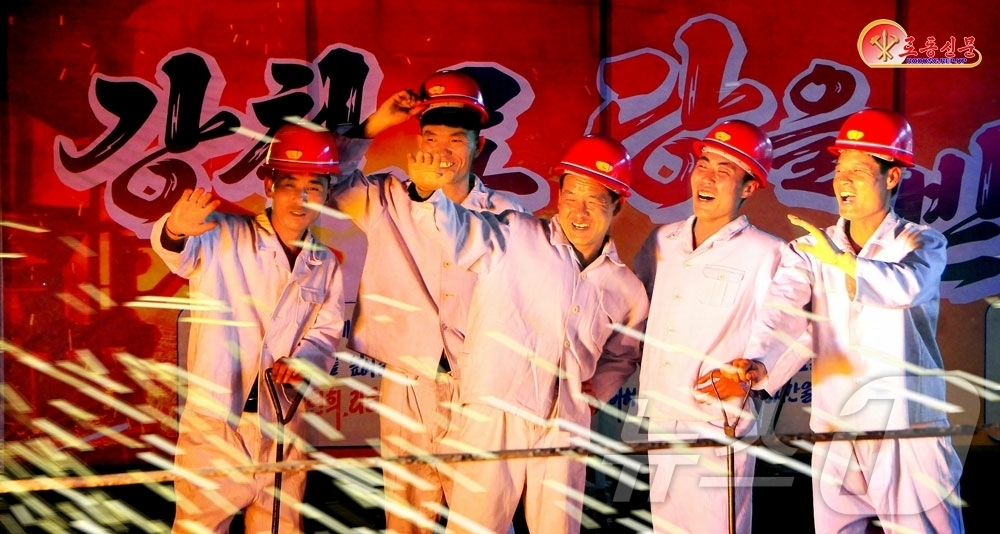 (평양 노동신문=뉴스1) = 북한 노동당 기관지 노동신문은 1일 "천리마제강연합기업소가 집단적 혁신을 일으키고 있다"고 전했다. [국내에서만 사용가능. 재배포 금지. DB 금지. …