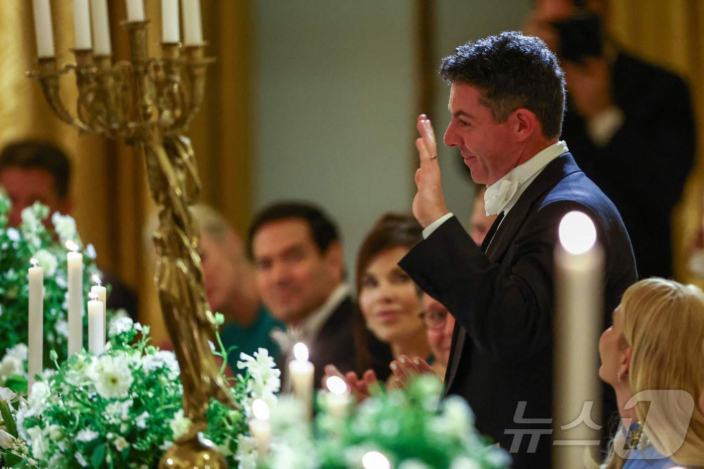 본문 이미지 - 지난 28일(현지시간) 워싱턴DC 백악관 이스트룸에서 열린 찰스 3세 영국 국왕 국빈 만찬행사에 참석한 북아일랜드 출신 프로 골퍼 로리 매킬로이가 도널드 트럼프 미국 대통령의 호명으로 일어서 인사하고 있다. 2026.04.28. ⓒ AFP=뉴스1