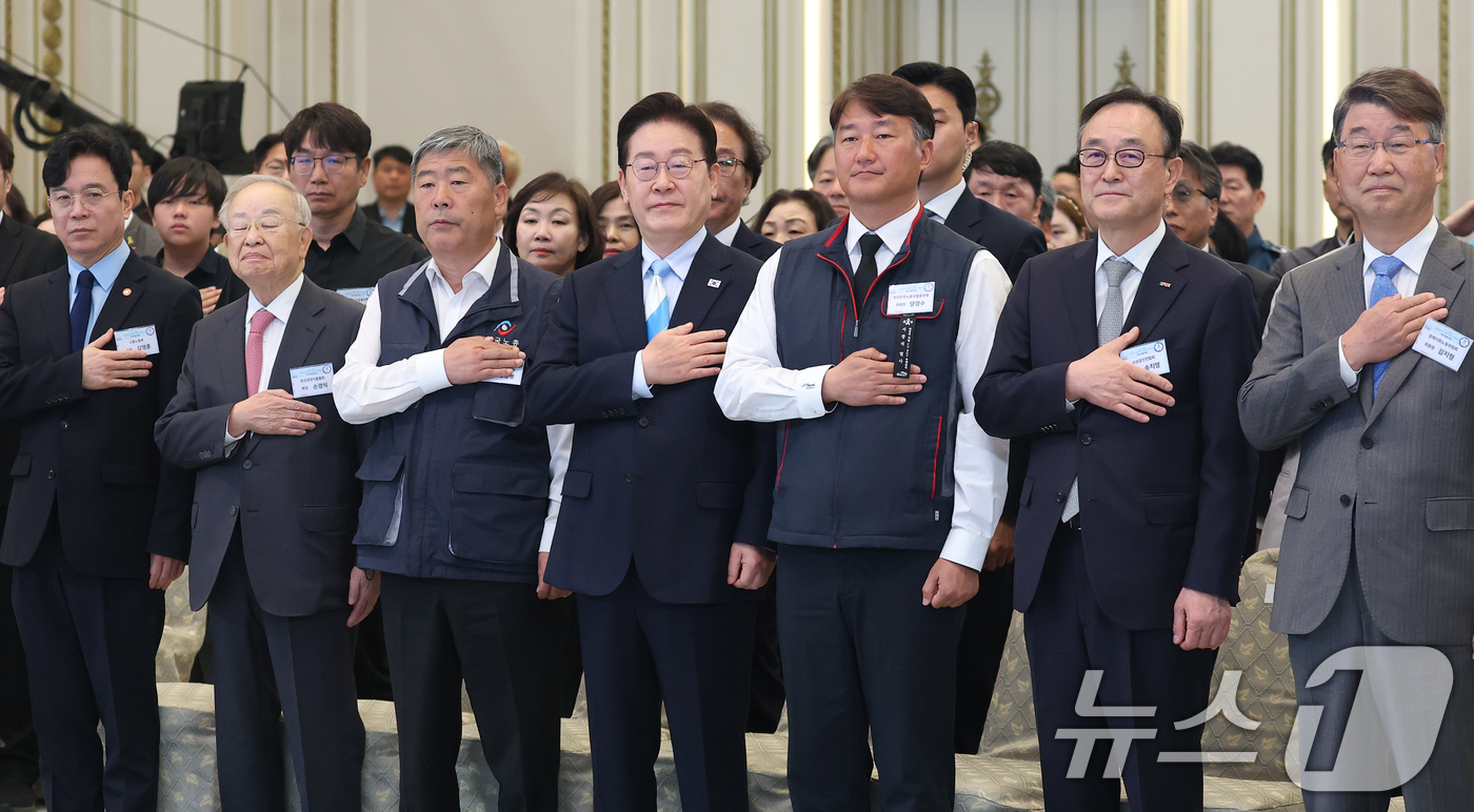 (서울=뉴스1) 허경 기자 = 이재명 대통령이 1일 청와대 영빈관에서 열린 2026 노동절 기념식에서 국민의례를 하고 있다.왼쪽부터 김영훈 고용노동부 장관, 손경식 한국경영자총협회 …