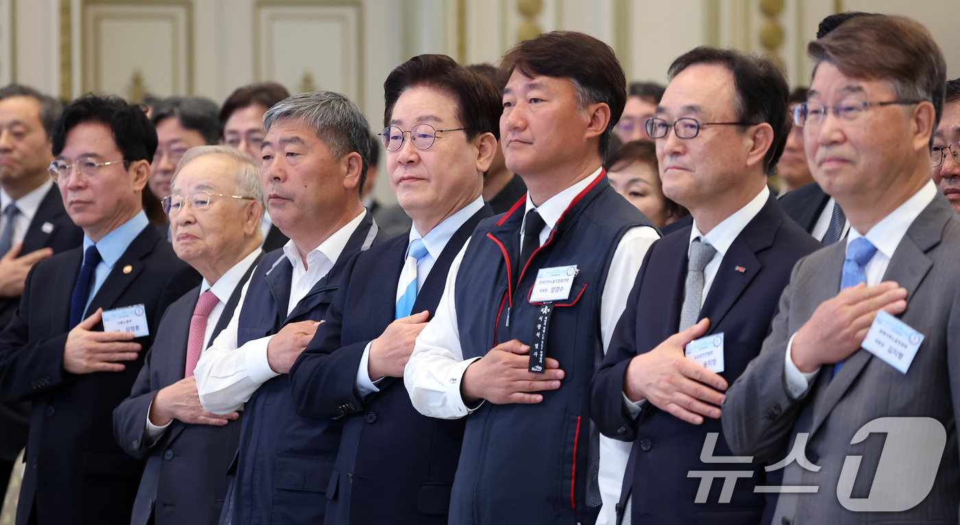 (서울=뉴스1) 허경 기자 = 이재명 대통령이 1일 청와대 영빈관에서 열린 2026 노동절 기념식에서 국민의례를 하고 있다.왼쪽부터 김영훈 고용노동부 장관, 손경식 한국경영자총협회 …