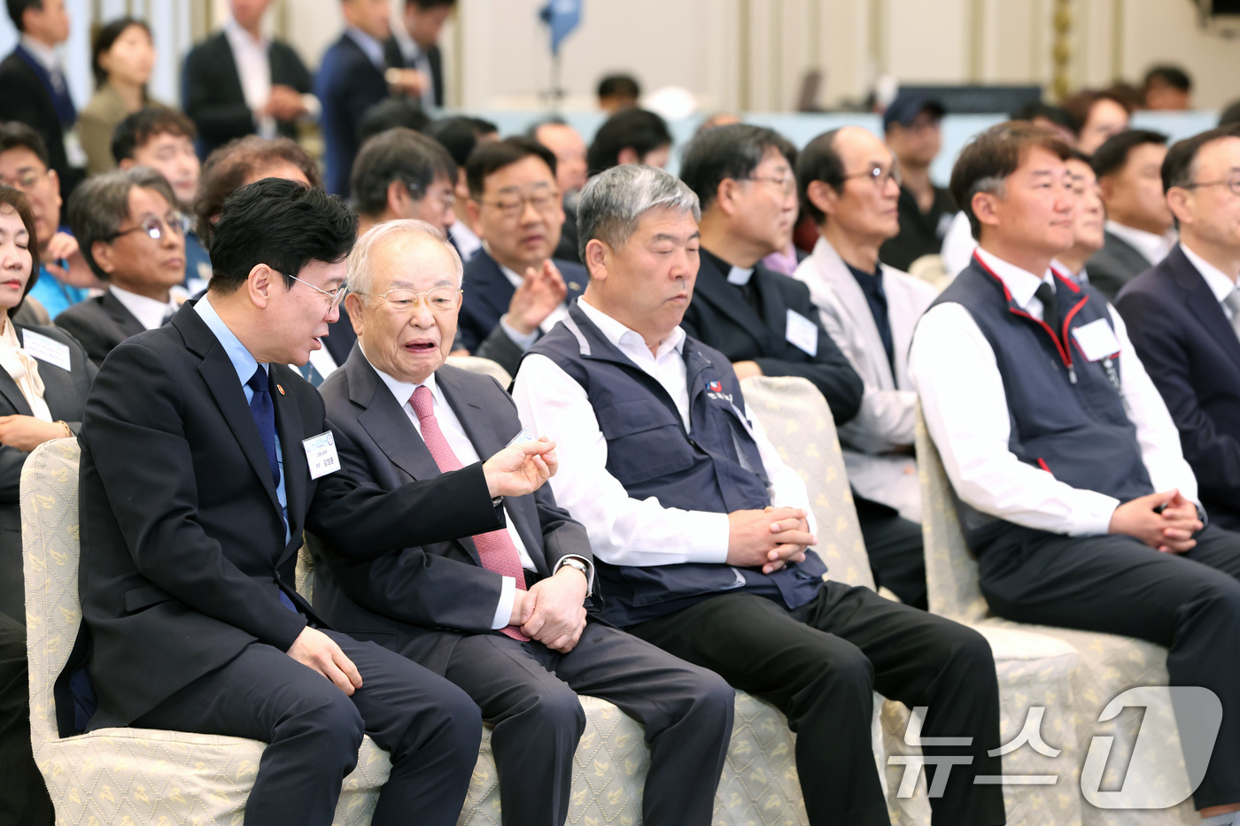 (서울=뉴스1) 허경 기자 = 김영훈 고용노동부 장관(왼쪽 첫번째)과 손경식 한국경영자총협회장이 1일 청와대 영빈관에서 열린 2026 노동절 기념식에서 대화를 나누고 있다.   2 …