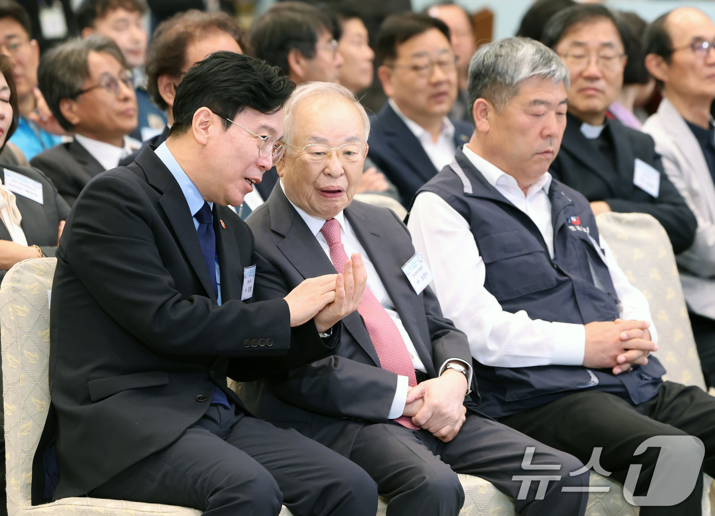 (서울=뉴스1) 허경 기자 = 김영훈 고용노동부 장관(왼쪽)과 손경식 한국경영자총협회장이 1일 청와대 영빈관에서 열린 2026 노동절 기념식에서 대화를 나누고 있다.   2026. …
