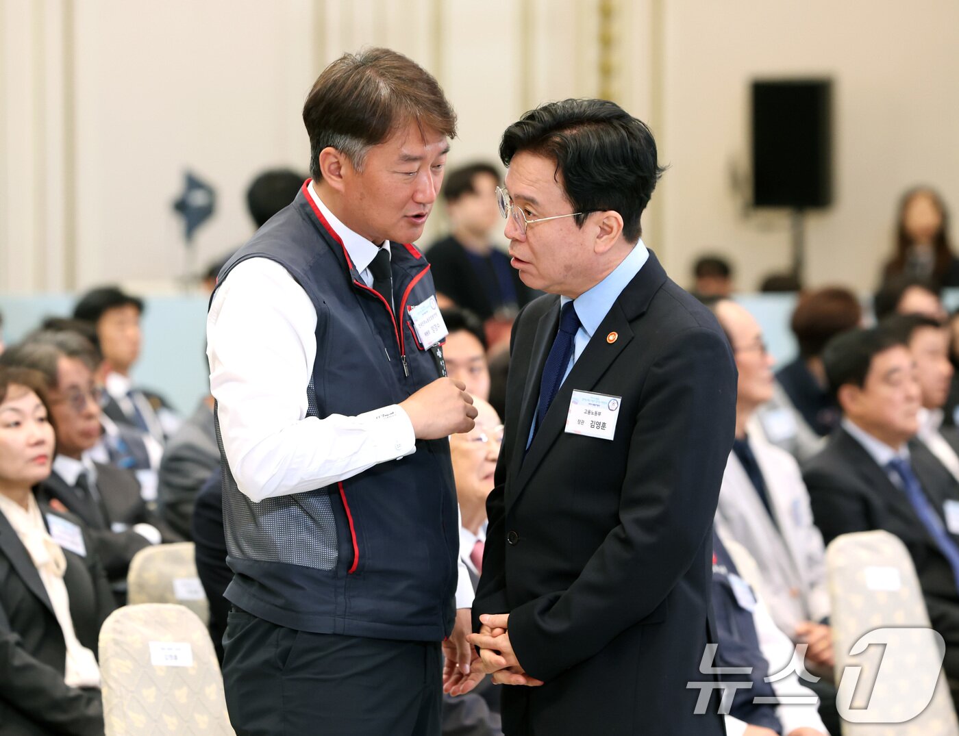 본문 이미지 - 김영훈 고용노동부 장관(오른쪽)과 양경수 민주노총 위원장이 1일 청와대 영빈관에서 열린 2026 노동절 기념식에서 대화를 나누고 있다. 2026.5.1 ⓒ 뉴스1 허경 기자
