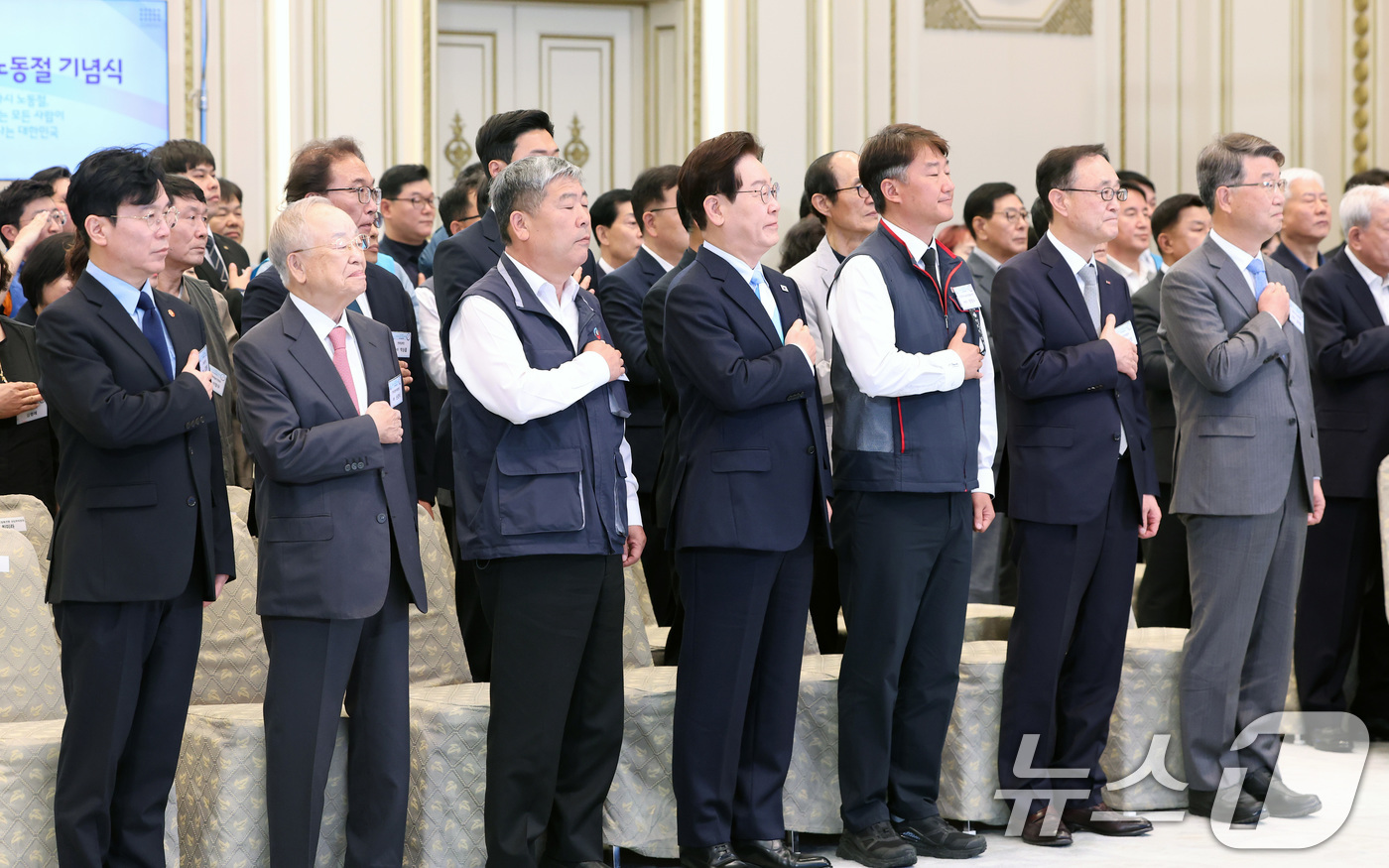 (서울=뉴스1) 허경 기자 = 이재명 대통령이 1일 청와대 영빈관에서 열린 2026 노동절 기념식에서 국민의례를 하고 있다.왼쪽부터 김영훈 고용노동부 장관, 손경식 한국경영자총협회 …