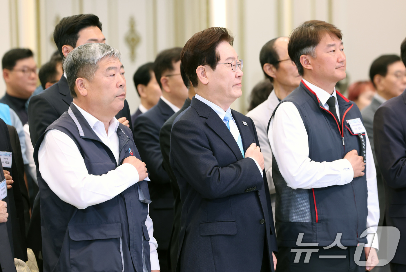 (서울=뉴스1) 허경 기자 = 이재명 대통령이 1일 청와대 영빈관에서 열린 2026 노동절 기념식에서 국민의례를 하고 있다. 왼쪽부터 김동명 한국노총 위원장, 이재명 대통령, 양경 …