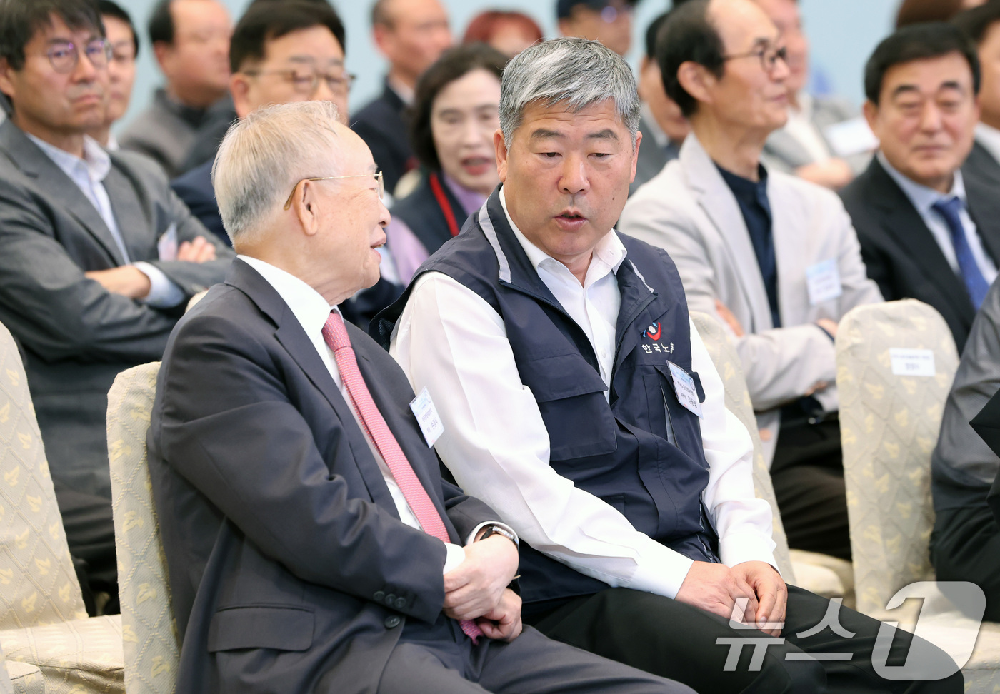 (서울=뉴스1) 허경 기자 = 손경식 한국경영자총협회장(왼쪽)과 김동명 한국노총 위원장이 1일 청와대 영빈관에서 열린 2026 노동절 기념식에서 대화를 나누고 있다.   2026. …