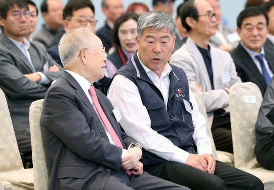 대화 나누는 손경식 회장·김동명 위원장