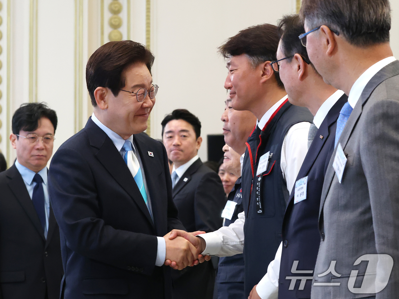 (서울=뉴스1) 허경 기자 = 이재명 대통령이 1일 청와대 영빈관에서 열린 2026 노동절 기념식에서 양경수 민주노총 위원장과 악수를 나누고 있다. 2026.5.1/뉴스1