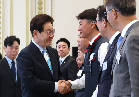 악수 나누는 이재명 대통령·양경수 위원장