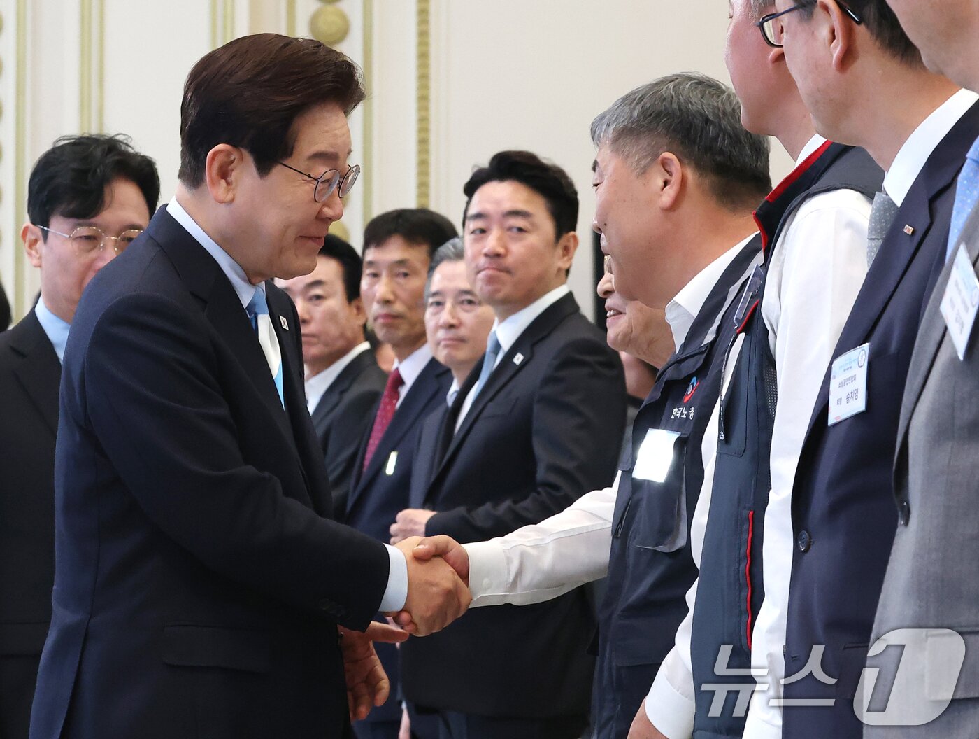 본문 이미지 - 이재명 대통령이 1일 청와대 영빈관에서 열린 2026 노동절 기념식에서 김동명 한국노총 위원장과 악수를 나누고 있다. 2026.5.1 ⓒ 뉴스1 허경 기자
