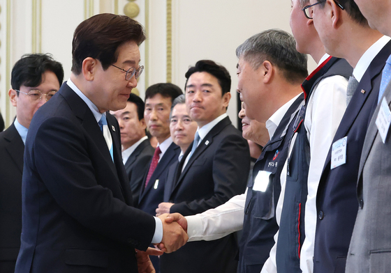 악수 나누는 이재명 대통령·김동명 위원장