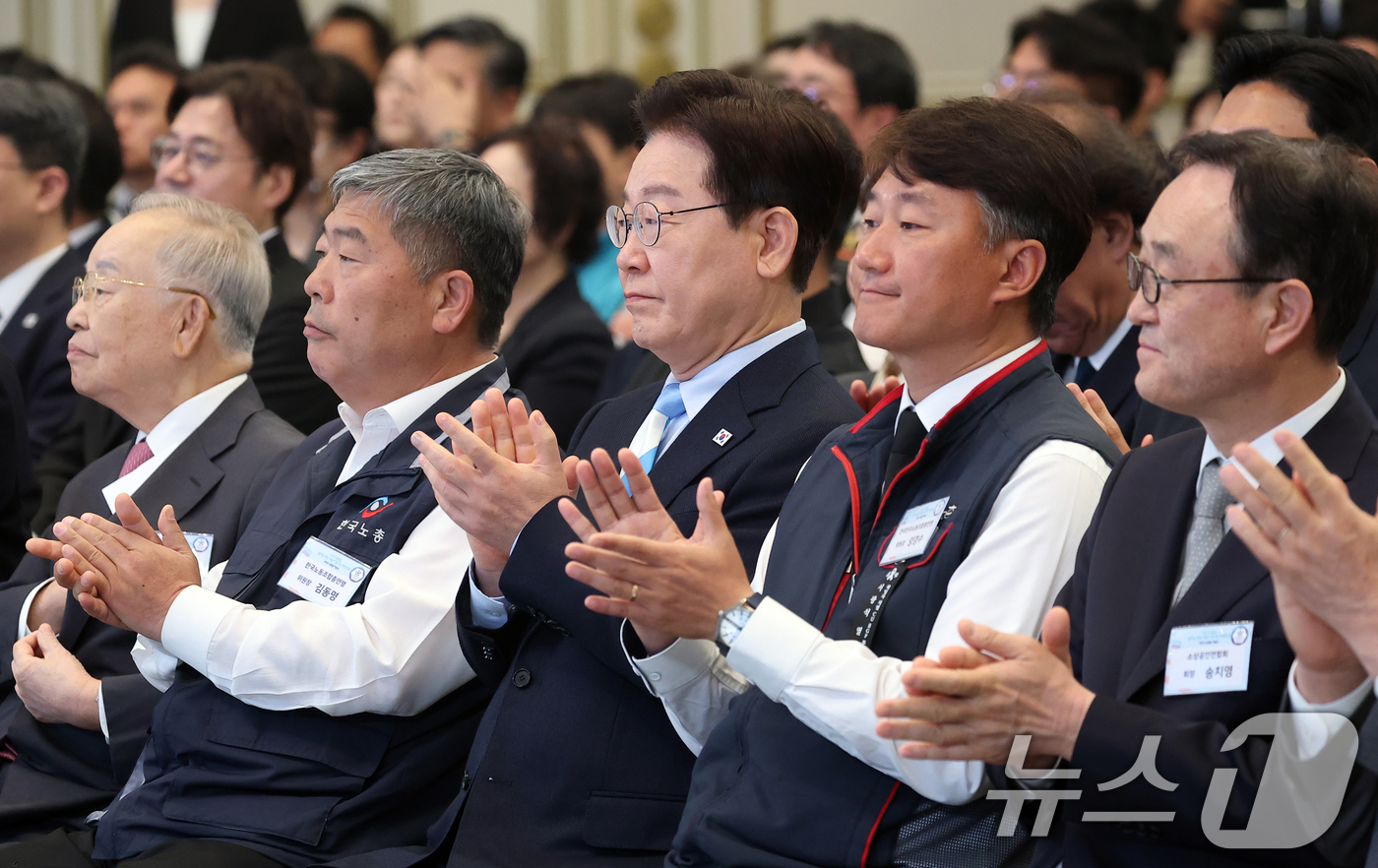 (서울=뉴스1) 허경 기자 = 이재명 대통령이 1일 청와대 영빈관에서 열린 2026 노동절 기념식에서 박수를 치고 있다.  왼쪽부터 손경식 한국경영자총협회장, 김동명 한국노총 위원 …