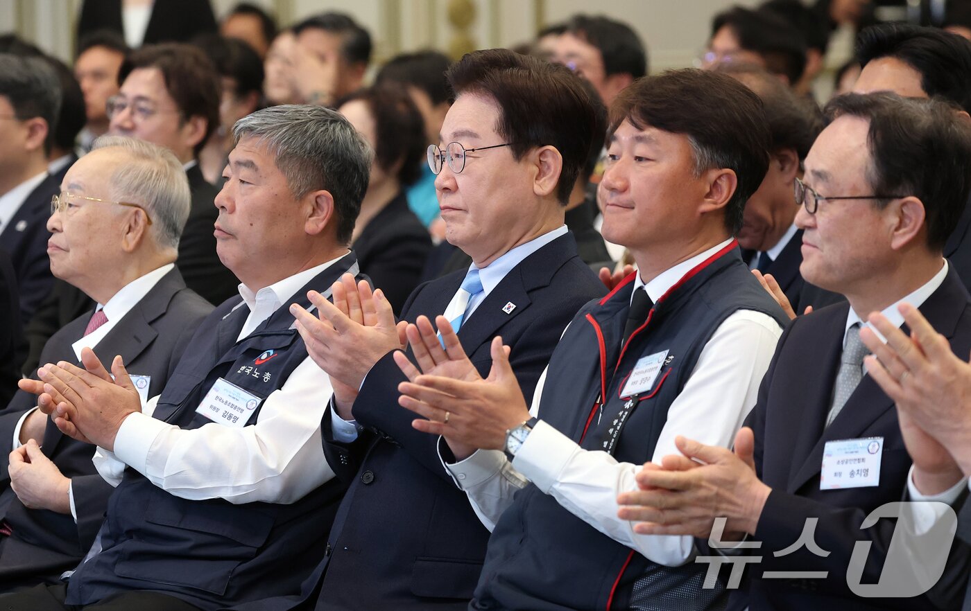 본문 이미지 - 이재명 대통령이 1일 청와대 영빈관에서 열린 2026 노동절 기념식에서 박수를 치고 있다. 왼쪽부터 손경식 한국경영자총협회장, 김동명 한국노총 위원장, 이재명 대통령, 양경수 민주노총 위원장, 송치영 소상공인연합회장. 2026.5.1 ⓒ 뉴스1 허경 기자