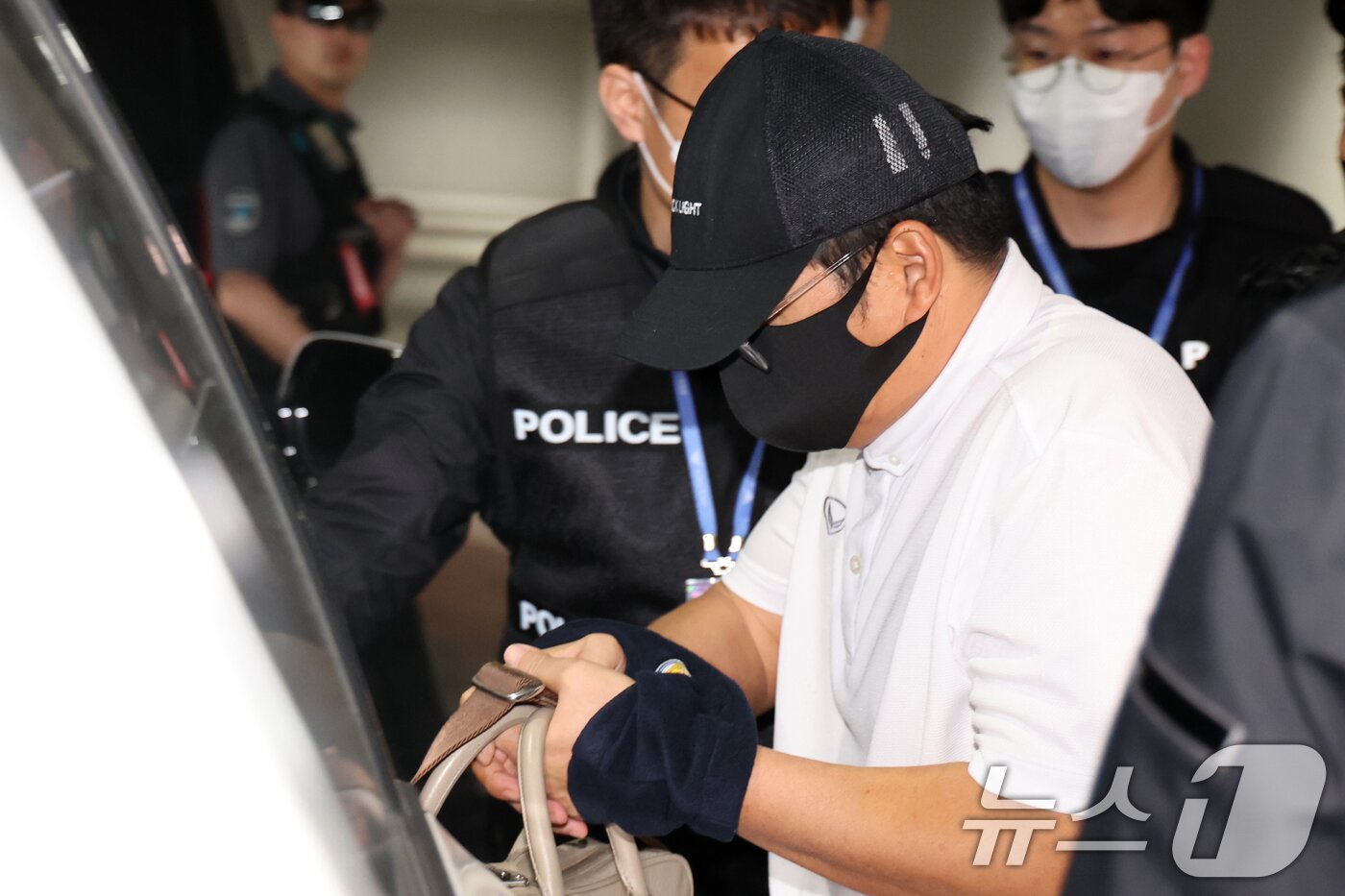 본문 이미지 - '마약왕' 박왕열에게 마약을 공급한 이른바 '청담 사장' 최 모 씨가 1일 오전 인천국제공항으로 이송되고 있다. 경찰청은 태국과의 공조 작전으로 마약 공급책 최 씨를 태국 현지로 검거해 이날 국내로 송환했다. 2026.5.1 ⓒ 뉴스1 황기선 기자