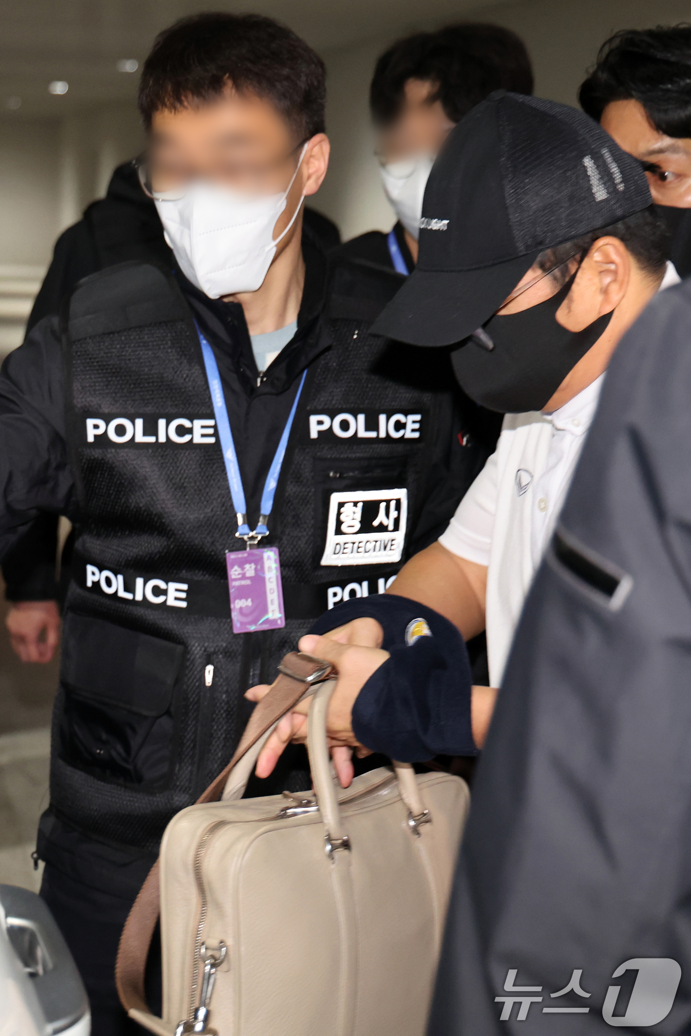 (인천공항=뉴스1) 황기선 기자 = '마약왕' 박왕열에게 마약을 공급한 이른바 '청담 사장' 최 모 씨가 1일 오전 인천국제공항으로 이송되고 있다.경찰청은 태국과의 공조 작전으로 …