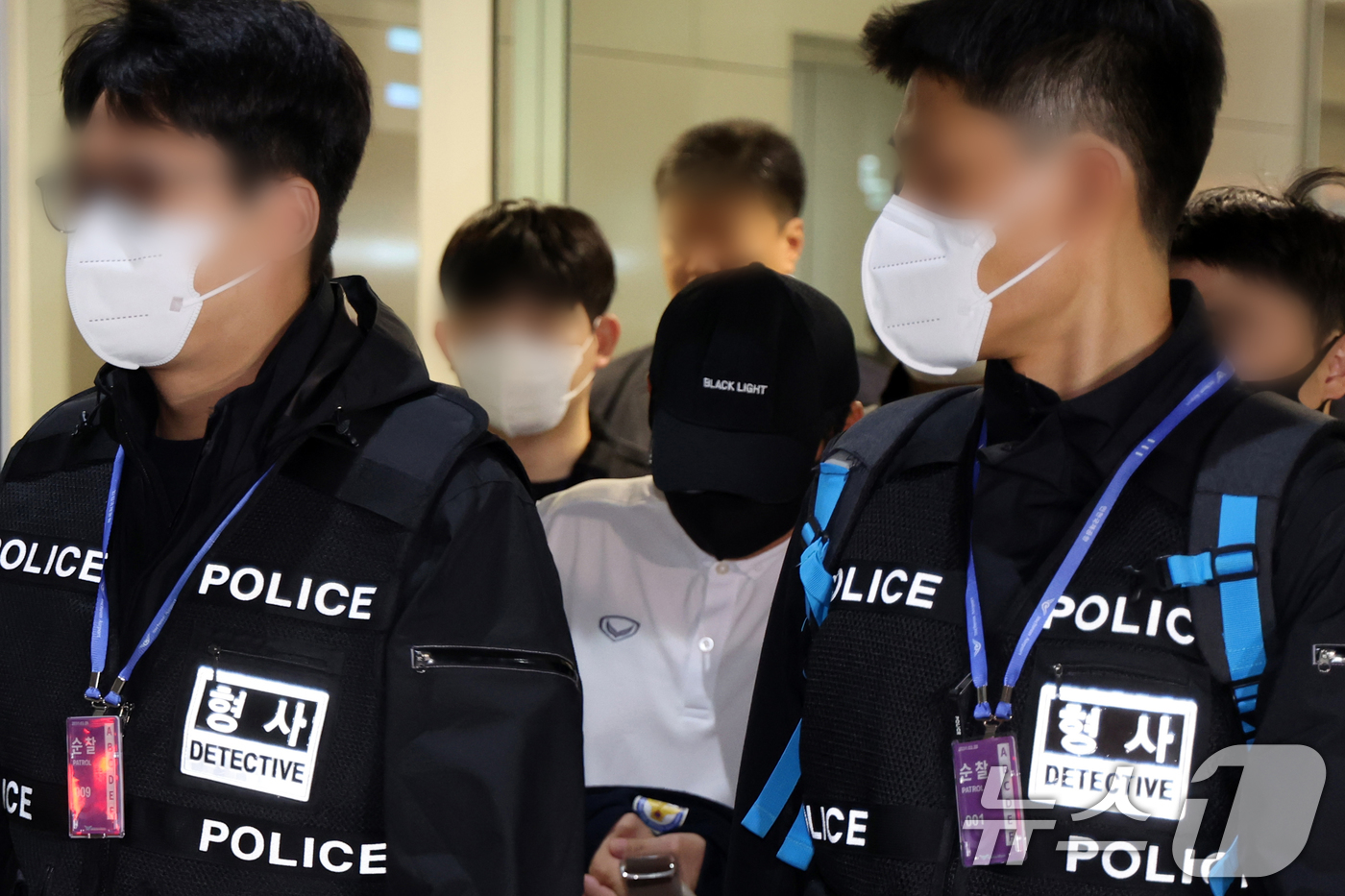 (인천공항=뉴스1) 황기선 기자 = '마약왕' 박왕열에게 마약을 공급한 이른바 '청담 사장' 최 모 씨가 1일 오전 인천국제공항으로 이송되고 있다.경찰청은 태국과의 공조 작전으로 …