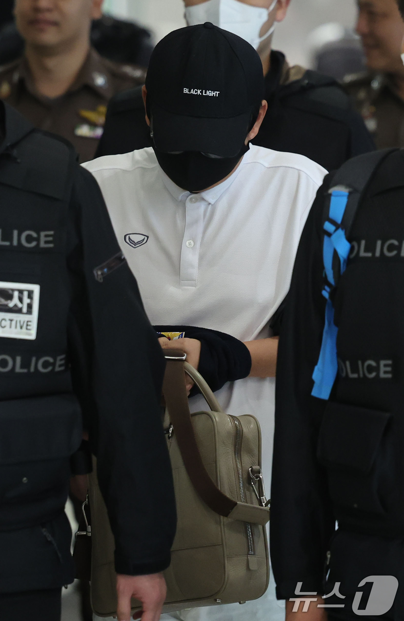 (인천공항=뉴스1) 황기선 기자 = '마약왕' 박왕열에게 마약을 공급한 이른바 '청담 사장' 최 모 씨가 1일 오전 인천국제공항으로 이송되고 있다. 경찰청은 태국과의 공조 작전으로 …