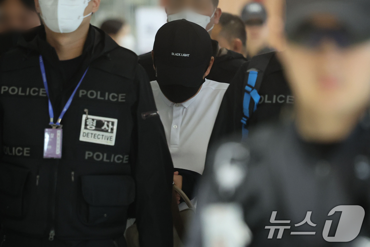 (인천공항=뉴스1) 황기선 기자 = '마약왕' 박왕열에게 마약을 공급한 이른바 '청담 사장' 최 모 씨가 1일 오전 인천국제공항으로 이송되고 있다. 경찰청은 태국과의 공조 작전으로 …