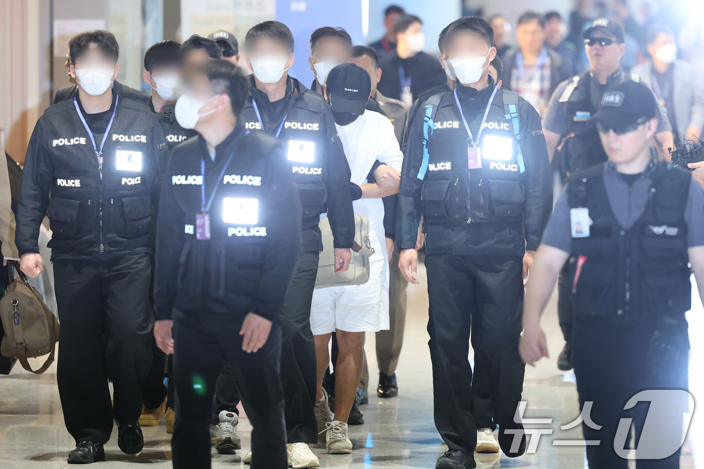 (인천공항=뉴스1) 황기선 기자 = '마약왕' 박왕열에게 마약을 공급한 이른바 '청담 사장' 최 모 씨가 1일 오전 인천국제공항으로 이송되고 있다. 경찰청은 태국과의 공조 작전으로 …