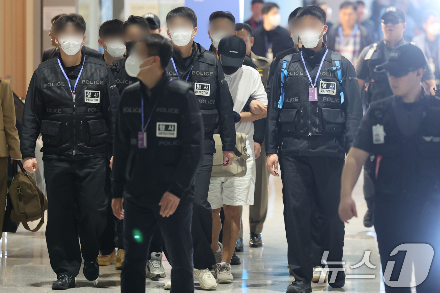 (인천공항=뉴스1) 황기선 기자 = '마약왕' 박왕열에게 마약을 공급한 이른바 '청담 사장' 최 모 씨가 1일 오전 인천국제공항으로 이송되고 있다. 경찰청은 태국과의 공조 작전으로 …