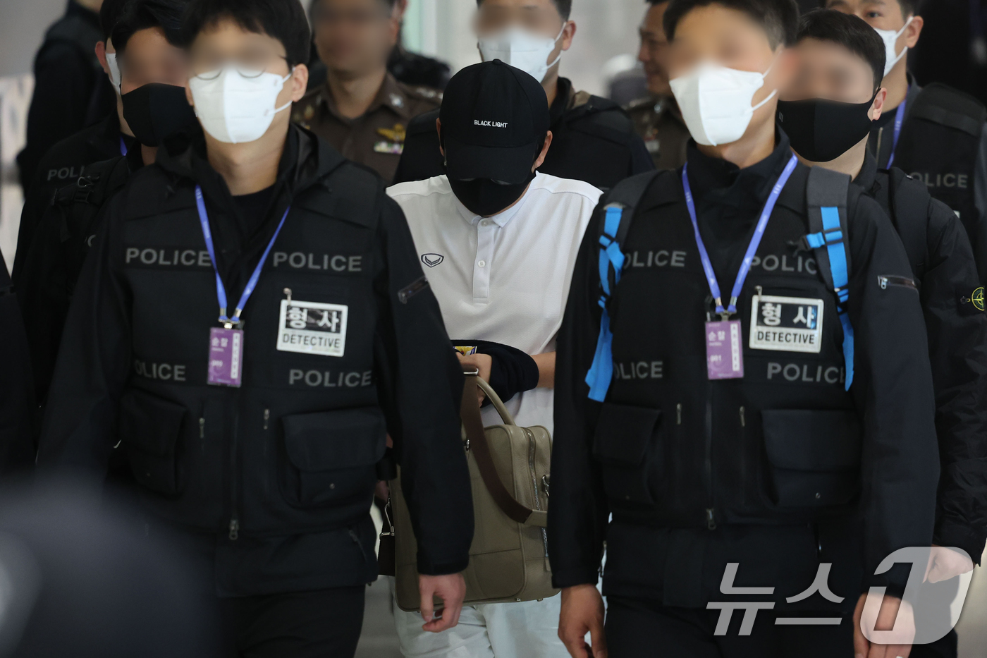(인천공항=뉴스1) 황기선 기자 = '마약왕' 박왕열에게 마약을 공급한 이른바 '청담 사장' 최 모 씨가 1일 오전 인천국제공항으로 이송되고 있다. 경찰청은 태국과의 공조 작전으로 …