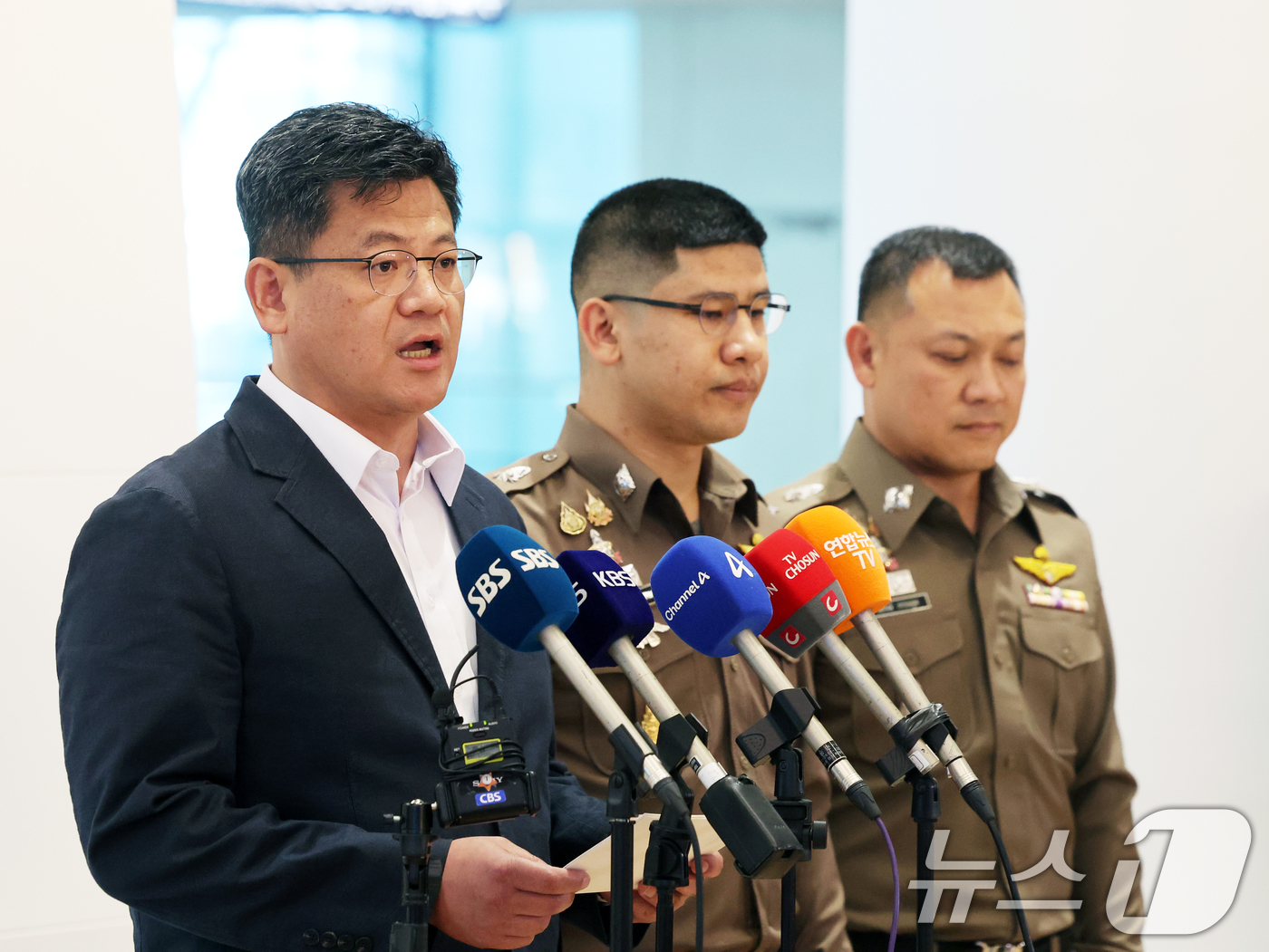 (인천공항=뉴스1) 황기선 기자 = 오창한 경찰청 마약범죄수사과장이 1일 오전 인천국제공항에서 해와 마약공급책 송환 관련 브리핑을 하고 있다.경찰청은 태국과의 공조 작전으로 '마약 …