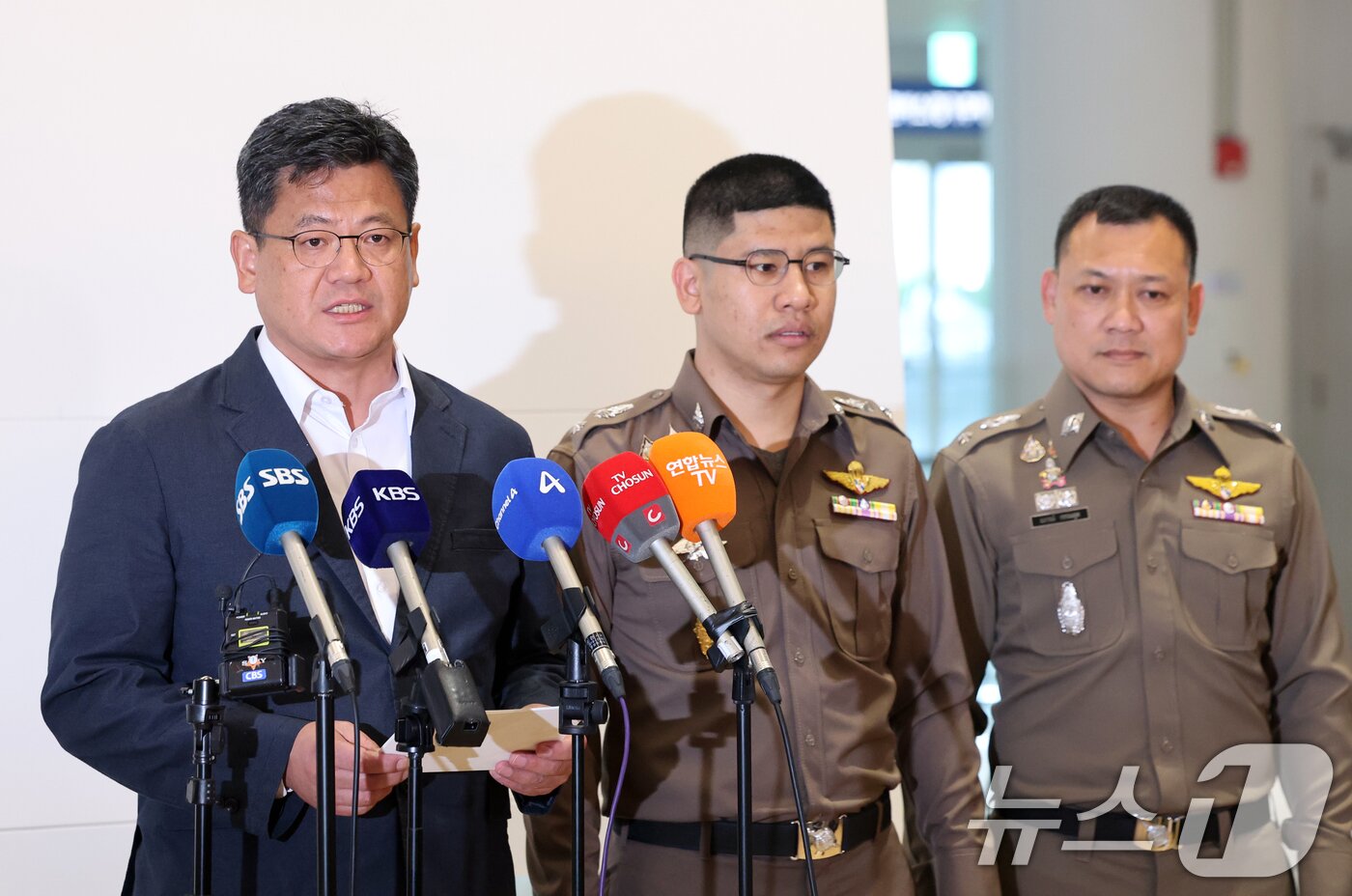 본문 이미지 - 오창한 경찰청 마약범죄수사과장이 1일 오전 인천국제공항에서 해와 마약공급책 송환 관련 브리핑을 하고 있다.  2026.5.1 ⓒ 뉴스1 황기선 기자