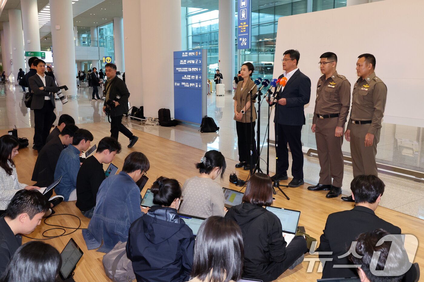 본문 이미지 - 오창한 경찰청 마약범죄수사과장이 1일 오전 인천국제공항에서 해와 마약공급책 송환 관련 브리핑을 하고 있다. 경찰청은 태국과의 공조 작전으로 '마약왕' 박왕열에게 마약을 공급한 이른바 '청담 사장' 최 모 씨를 애국 현지에서 검거해 국내로 송환했다. 2026.5.1 ⓒ 뉴스1 황기선 기자