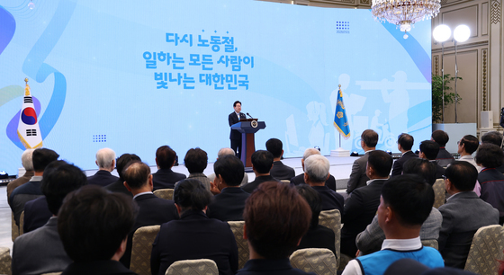 청와대 영빈관서 노동절 기념사 갖는 이재명 대통령