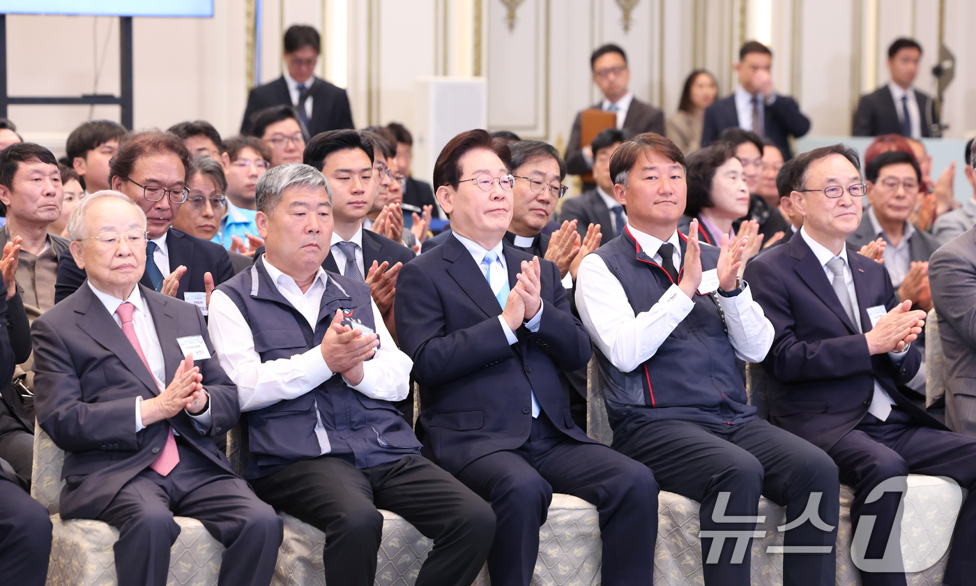 (서울=뉴스1) 허경 기자 = 이재명 대통령이 1일 청와대 영빈관에서 열린 2026 노동절 기념식에서 박수를 치고 있다. 왼쪽부터 손경식 한국경영자총협회장, 김동명 한국노총 위원장 …
