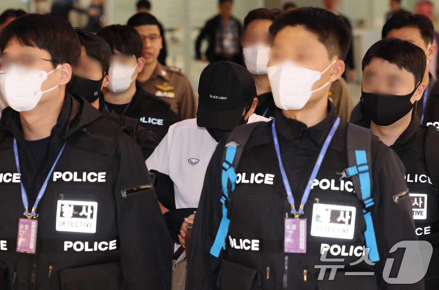 (인천공항=뉴스1) 황기선 기자 = '마약왕' 박왕열에게 마약을 공급한 이른바 '청담 사장' 최 모 씨가 1일 오전 인천국제공항으로 이송되고 있다. 경찰청은 태국과의 공조 작전으로 …