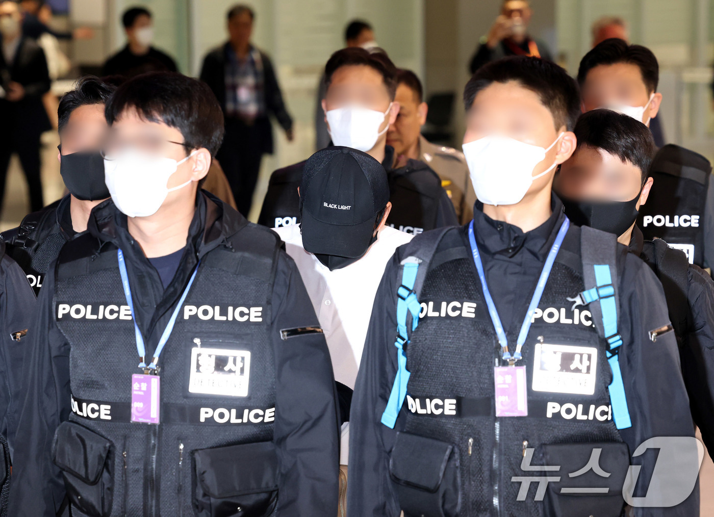 (인천공항=뉴스1) 황기선 기자 = '마약왕' 박왕열에게 마약을 공급한 이른바 '청담 사장' 최 모 씨가 1일 오전 인천국제공항으로 이송되고 있다. 경찰청은 태국과의 공조 작전으로 …