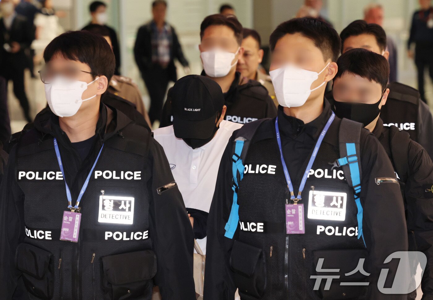 본문 이미지 - '마약왕' 박왕열에게 마약을 공급한 이른바 '청담 사장' 최 모 씨가 1일 오전 인천국제공항으로 이송되고 있다.  (공동취재) 2026.5.1 ⓒ 뉴스1 황기선 기자