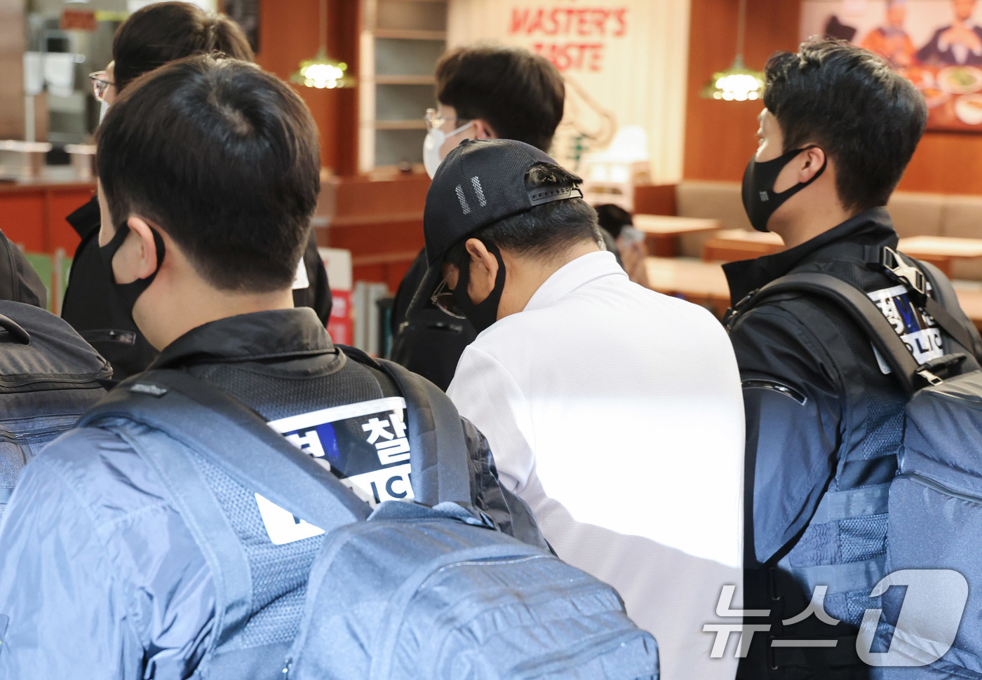 (인천공항=뉴스1) 황기선 기자 = '마약왕' 박왕열에게 마약을 공급한 이른바 '청담 사장' 최 모 씨가 1일 오전 인천국제공항으로 이송되고 있다. 경찰청은 태국과의 공조 작전으로 …