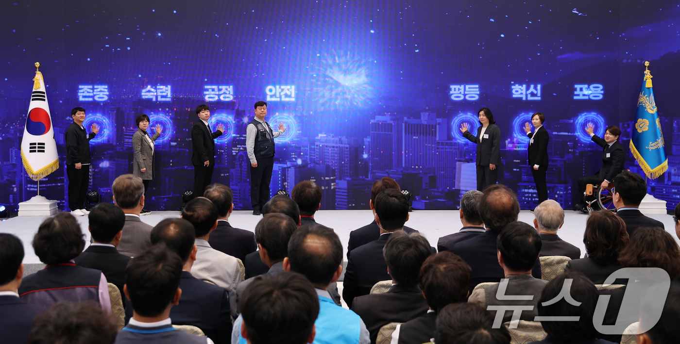 (서울=뉴스1) 허경 기자 = 1일 청와대 영빈관에서 열린 2026 노동절 기념식에서 노동자들이 노동 관련 퍼포먼스를 하고 있다. 2026.5.1/뉴스1