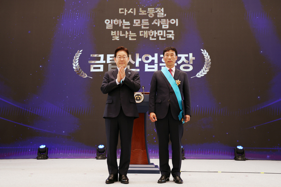 금탑산업훈장 수여하는 이재명 대통령