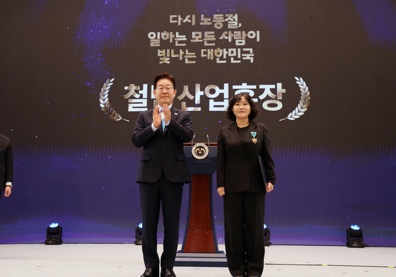 철탑산업훈장 수여하는 이재명 대통령