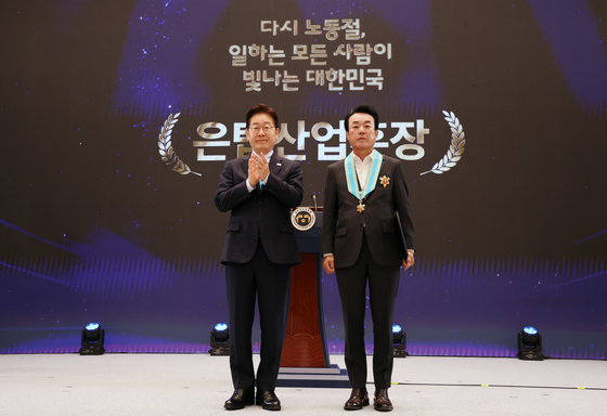 은탑산업훈장 수여하는 이재명 대통령